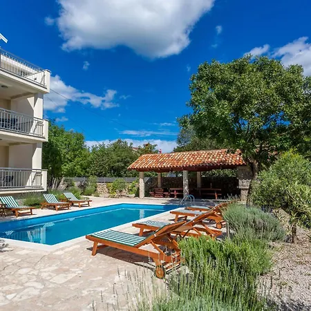 2 Bedroom Beautiful In Apartament Pinezići
