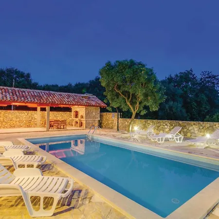 2 Bedroom Beautiful In Apartament Pinezići