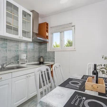 2 Bedroom Beautiful In Apartament Pinezići