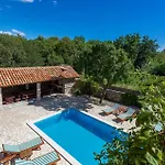 Cozy In With Swimming Pool Pinezići