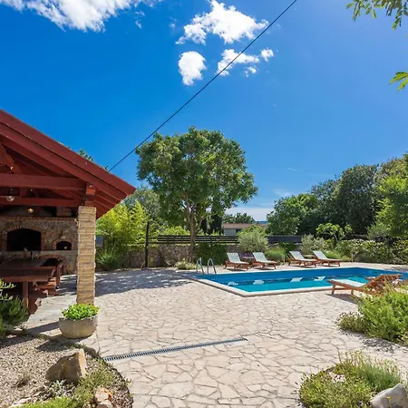 Apartment Cozy In With Swimming Pool