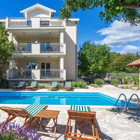 Apartment Cozy In With Swimming Pool